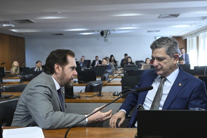 O relator Plínio Valério (PSDB-AM) em conversa com Rogério Carvalho (PT-SE) durante votação da PEC 65/2023, que dispõe sobre o regime jurídico aplicável ao BC - (crédito: Geraldo Magela/Agência Senado) O relator Plínio Valério (PSDB-AM) em conversa com Rogério Carvalho (PT-SE) durante votação da PEC 65/2023, que dispõe sobre o regime jurídico aplicável ao BC - (crédito: Geraldo Magela/Agência Senado)