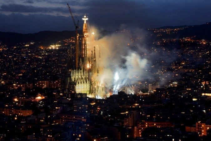 Espetáculo pirotécnico ao redor da igreja marca o fim da visita