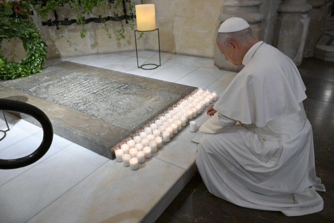 O pontífice acende uma vela diante do túmulo de Antoni Gaudí