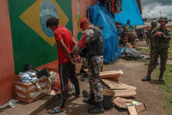 Traficantes de drogas em um ponto de venda de drogas nos arredores de Boa Vista, Roraima, Brasil - (crédito: BBC) Traficantes de drogas em um ponto de venda de drogas nos arredores de Boa Vista, Roraima, Brasil - (crédito: BBC)