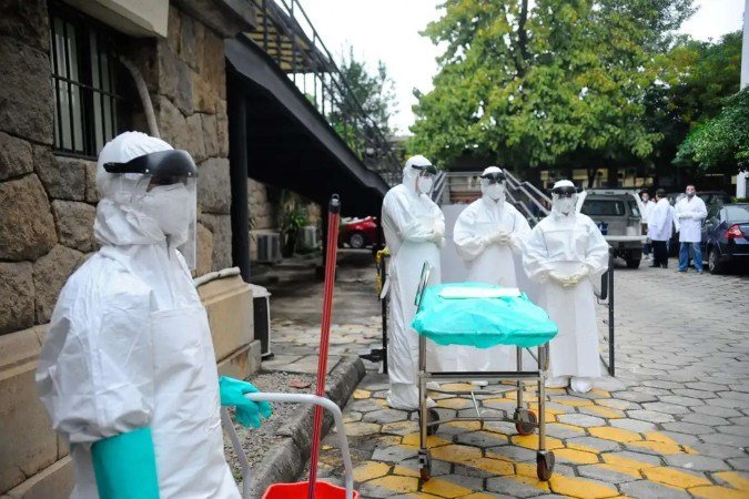 A Secretaria de Estado da Saúde de São Paulo investiga um caso suspeito de doença pelo vírus ebola, notificado nesta quarta-feira (10/6), na capital paulista
- (crédito: Tânia Rêgo/Agência Brasil) A Secretaria de Estado da Saúde de São Paulo investiga um caso suspeito de doença pelo vírus ebola, notificado nesta quarta-feira (10/6), na capital paulista
- (crédito: Tânia Rêgo/Agência Brasil)