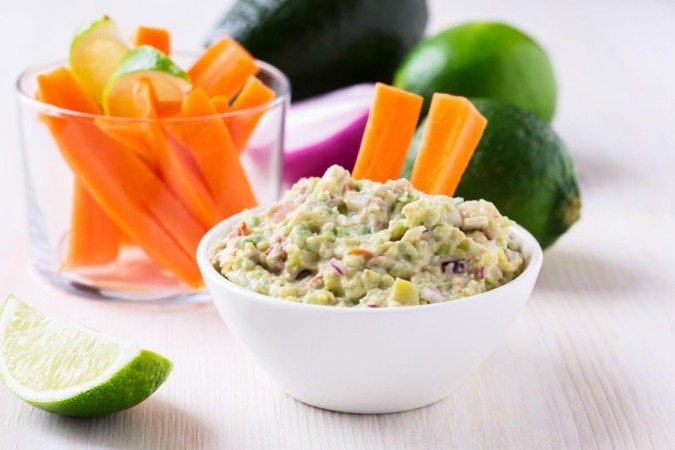 Guacamole com palitos de legumes (Imagem: istetiana | Shutterstock) - (crédito: EdiCase) Guacamole com palitos de legumes (Imagem: istetiana | Shutterstock) - (crédito: EdiCase)