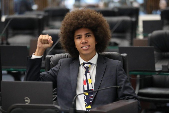 Deputado do PT responde por quebra de decoro parlamentar e terá pedido de cassação analisado pelo plenário da Assembleia Legislativa do Paraná no próximo dia 16 de junho - (crédito: Valdir Amaral / MTE-PR) Deputado do PT responde por quebra de decoro parlamentar e terá pedido de cassação analisado pelo plenário da Assembleia Legislativa do Paraná no próximo dia 16 de junho - (crédito: Valdir Amaral / MTE-PR)