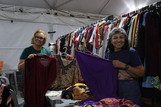 Janete Lima (D) e Cec&iacute;lia Assis (E) atuam no bazar da par&oacute;quia, umas das principais fontes de renda na festa junina