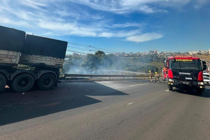 Incêndio atinge área às margens da nova pista que liga Samambaia a Ceilândia - (crédito: Divulgação/ Corpo de Bombeiros) Incêndio atinge área às margens da nova pista que liga Samambaia a Ceilândia - (crédito: Divulgação/ Corpo de Bombeiros)