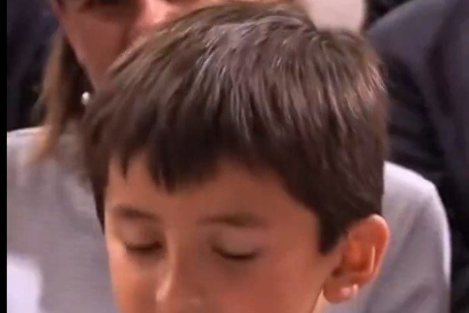 Renzo Pons lê a carta com perguntas para o líder católico americano... 