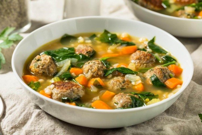 Sopa rica em proteínas com almôndegas e espinafre (Imagem: Brent Hofacker | Shutterstock) - (crédito: EdiCase) Sopa rica em proteínas com almôndegas e espinafre (Imagem: Brent Hofacker | Shutterstock) - (crédito: EdiCase)