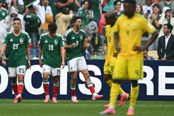     México e África do Sul se enfrentam no Estádio Azteca -  (crédito:  AFP)