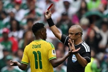Brasileiro expulsa Themba Zwane em jogo de cartões na estreia - (crédito: Carl de Souza/AFP) Brasileiro expulsa Themba Zwane em jogo de cartões na estreia - (crédito: Carl de Souza/AFP)