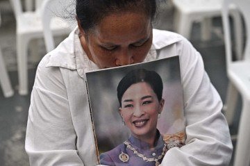 A mourner weeps while holding a photo of Thai princess Bajrakitiyabha Mahidol in front of Chulalongkorn Hospital in Bangkok on June 12, 2026. Thai Princess Bajrakitiyabha Mahidol, the king's eldest daughter, has died aged 47, the royal palace announced on June 12, more than three years after she was hospitalised following a sudden illness. (Photo by Lillian SUWANRUMPHA / AFP)
- (crédito: AFP) A mourner weeps while holding a photo of Thai princess Bajrakitiyabha Mahidol in front of Chulalongkorn Hospital in Bangkok on June 12, 2026. Thai Princess Bajrakitiyabha Mahidol, the king's eldest daughter, has died aged 47, the royal palace announced on June 12, more than three years after she was hospitalised following a sudden illness. (Photo by Lillian SUWANRUMPHA / AFP)
- (crédito: AFP)