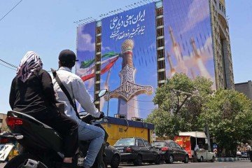 Especialistas apontam que a liderança iraniana enfrenta pressão interna para não dar a impressão de aceitar termos de cessar-fogo menos favoráveis - (crédito: Anadolu via Getty Images) Especialistas apontam que a liderança iraniana enfrenta pressão interna para não dar a impressão de aceitar termos de cessar-fogo menos favoráveis - (crédito: Anadolu via Getty Images)