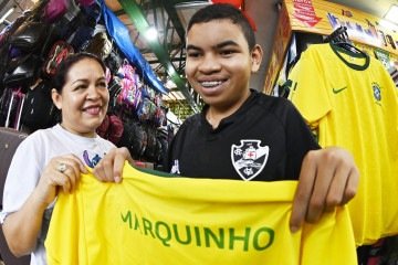 Rita de Cássia e o filho Marquinho personalizaram a camisa para entrar com o pé direito na estreia da Seleção - (crédito: Ed Alves/CB/D.A Press) Rita de Cássia e o filho Marquinho personalizaram a camisa para entrar com o pé direito na estreia da Seleção - (crédito: Ed Alves/CB/D.A Press)
