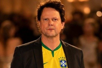 Concepção artística do ator Selton Mello com a camisa da Seleção Brasileira: 'Nem sei quando a gente joga' - (crédito: Facebook/foto manipulada digitalmente) Concepção artística do ator Selton Mello com a camisa da Seleção Brasileira: 'Nem sei quando a gente joga' - (crédito: Facebook/foto manipulada digitalmente)