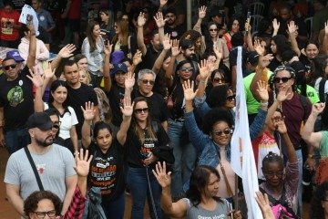 Servidores protestam no Buriti contra acordo do BRB e cobram transparência do GDF - (crédito: Marcelo Ferreira/CB/D.A Press) Servidores protestam no Buriti contra acordo do BRB e cobram transparência do GDF - (crédito: Marcelo Ferreira/CB/D.A Press)