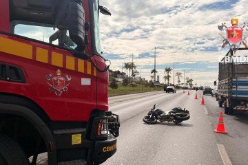 Colisão entre carro e motocicleta mobiliza bombeiros na EPTG
 -  (crédito: CBMDF/Divulgação)