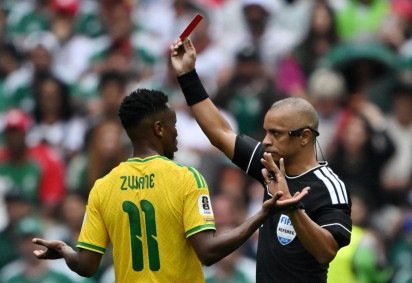 Brasileiro expulsa Themba Zwane em jogo de cartões na estreia -  (crédito: Carl de Souza/AFP)
