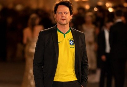 Concepção artística do ator Selton Mello com a camisa da Seleção Brasileira: 