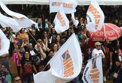 Servidores protestam no Buriti contra acordo do BRB e cobram transpar&ecirc;ncia do GDF