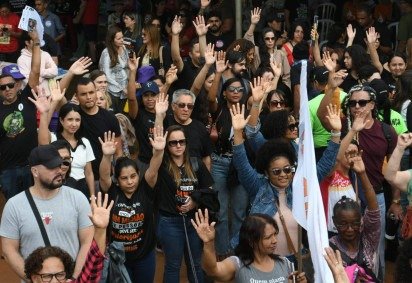 Servidores protestam no Buriti contra acordo do BRB e cobram transpar&ecirc;ncia do GDF