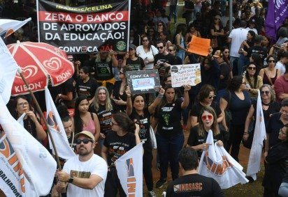 Servidores protestam no Buriti contra acordo do BRB e cobram transpar&ecirc;ncia do GDF