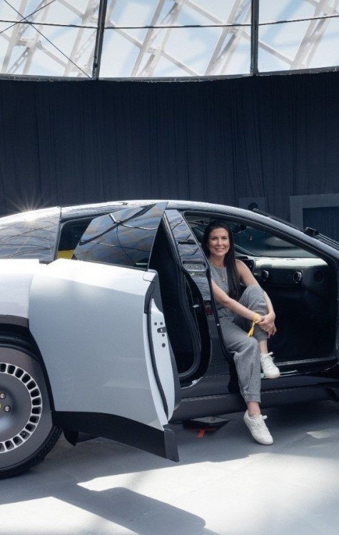 A jornalista Cris Amaral, &uacute;nica brasileira no lan&ccedil;amento do Ferrari Luce em Roma, posa no interior do primeiro carro el&eacute;trico da marca -  (crédito: Divulga&ccedil;&atilde;o)