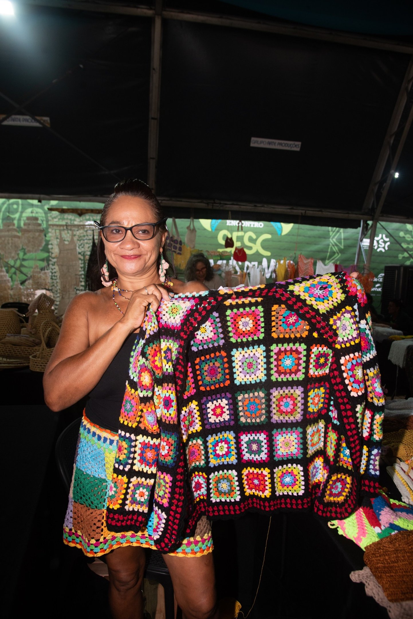 Aparecida Barros, crocheteira da Associa&ccedil;&atilde;o Mundo Jeri, mostra o trabalho
