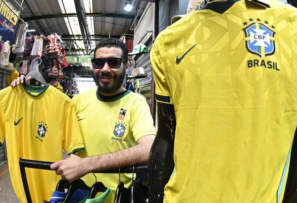  11/06/2026. Ed Alves/CB/D.A Press. Cidades. Comercio para Copa do Mundo. Na foto, dono da Banca na feira da Ceilandia Alessandro Vieria.  -  (crédito:  Ed Alves/CB/D.A Press)
