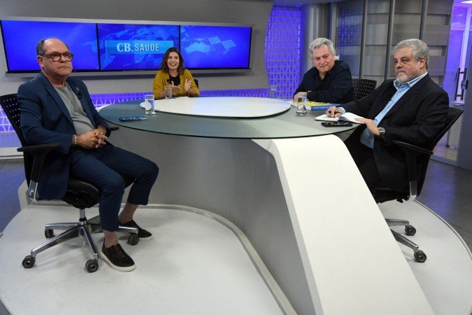 O médico Paulo Lobo, membro da comissão médica da CBF e ex-presidente da Sociedade Brasileira de Ortopedia e Traumatologia (SBOT); a jornalista Sibele Negromonte; Silvestre Gorgulho, escritor e ex-secretário de Cultura; e o jornalista Marcelo Agner - (crédito: Marcelo Ferreira/CB/D.A Press) O médico Paulo Lobo, membro da comissão médica da CBF e ex-presidente da Sociedade Brasileira de Ortopedia e Traumatologia (SBOT); a jornalista Sibele Negromonte; Silvestre Gorgulho, escritor e ex-secretário de Cultura; e o jornalista Marcelo Agner - (crédito: Marcelo Ferreira/CB/D.A Press)