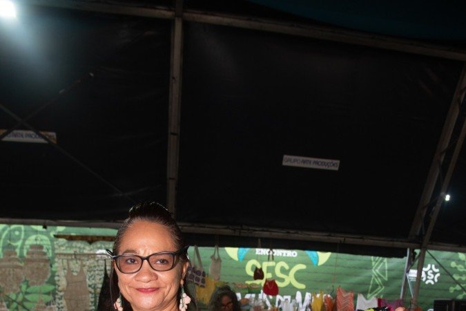 Aparecida Barros, crocheteira da Associação Mundo Jeri, mostra o trabalho