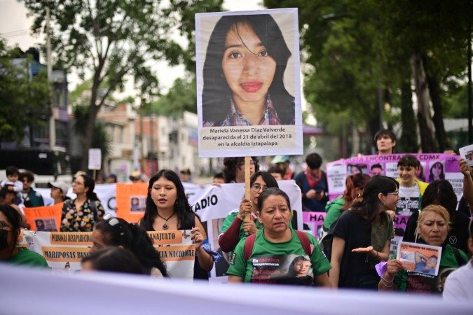 Manifestantes lotam as ruas de acesso ao Est&aacute;dio Azteca, sede da estreia da Copa do Mundo de 2026, no M&eacute;xico. Grupos como o Madres Buscadoras protestam por diferentes motivos, relacionados a crise humanit&aacute;ria e a problemas na educa&ccedil;&atilde;o      