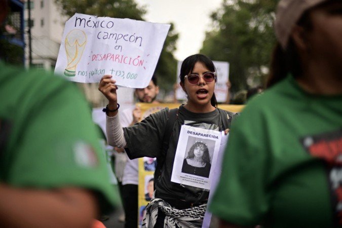 Manifestantes lotam as ruas de acesso ao Est&aacute;dio Azteca, sede da estreia da Copa do Mundo de 2026, no M&eacute;xico. Grupos como o Madres Buscadoras protestam por diferentes motivos, relacionados a crise humanit&aacute;ria e a problemas na educa&ccedil;&atilde;o            