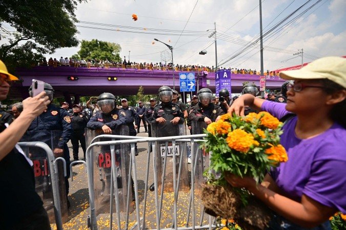 Manifestantes lotam as ruas de acesso ao Est&aacute;dio Azteca, sede da estreia da Copa do Mundo de 2026, no M&eacute;xico. Grupos como o Madres Buscadoras protestam por diferentes motivos, relacionados a crise humanit&aacute;ria e a problemas na educa&ccedil;&atilde;o            