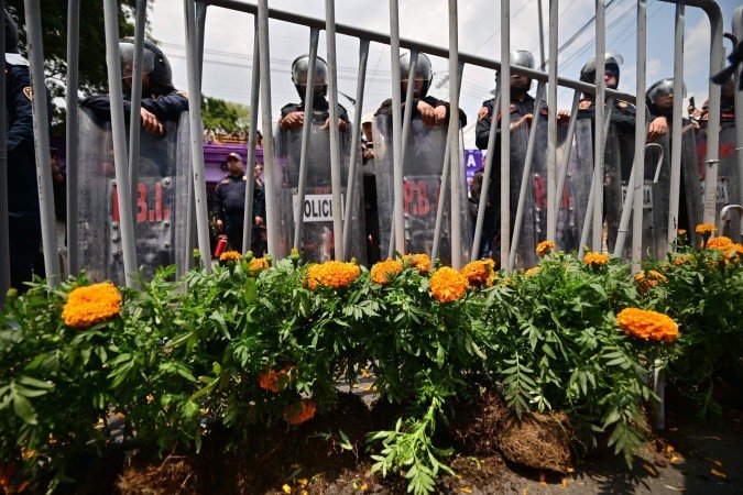 Manifestantes lotam as ruas de acesso ao Est&aacute;dio Azteca, sede da estreia da Copa do Mundo de 2026, no M&eacute;xico. Grupos como o Madres Buscadoras protestam por diferentes motivos, relacionados a crise humanit&aacute;ria e a problemas na educa&ccedil;&atilde;o            