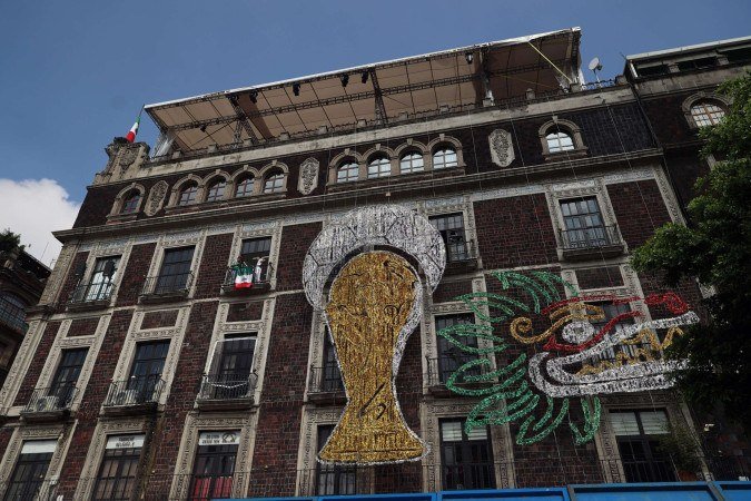 
Um prédio ao redor da fan zone está decorado com uma exposição de troféus da Copa do Mundo da FIFA antes da partida do Grupo A entre México e África do Sul na Copa do Mundo da FIFA de 2026 na Cidade do México, em 11 de junho de 2026      
