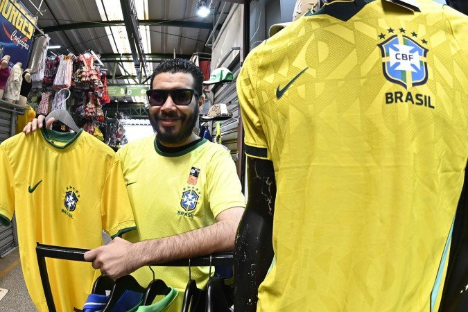  11/06/2026. Ed Alves/CB/D.A Press. Cidades. Comercio para Copa do Mundo. Na foto, dono da Banca na feira da Ceilandia Alessandro Vieria. 