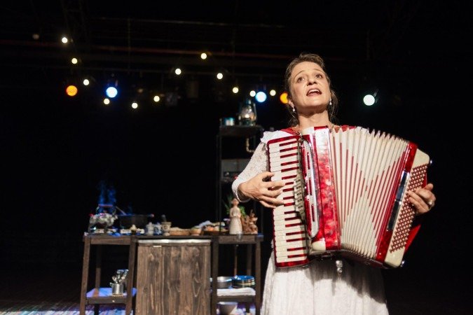 A atriz Caísa Tibúrcio protagonista o espetáculo A atriz Caísa Tibúrcio protagonista o espetáculo