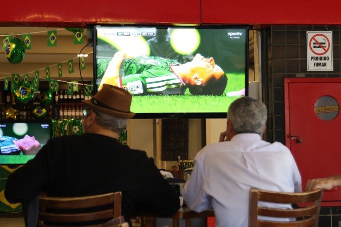 Os amigos Leonardo Lellis e Josvan Silva s&atilde;o fregueses frequentes do bar, e foram cedo at&eacute; o Buteko 100 para assistir ao primeiro jogo do Mundial.