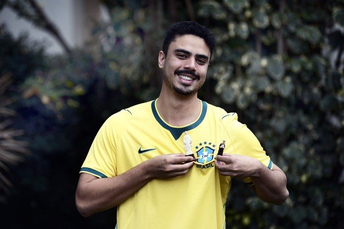 Ronaldo só assiste os jogos com uma imagem de Nossa Senho e Santo Expedito - (crédito: Minervino Júnior/CB/D.A.Press) Ronaldo só assiste os jogos com uma imagem de Nossa Senho e Santo Expedito - (crédito: Minervino Júnior/CB/D.A.Press)