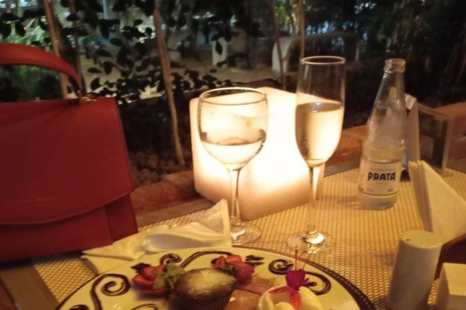 Exemplar do jornal sobre a mesa na noite do pedido de casamento
