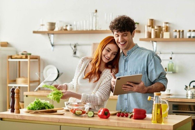 Os relacionamentos têm um papel importante na formação e manutenção de hábitos saudáveis entre o casal (Imagem: LightField Studios | Shutterstock) - (crédito: EdiCase) Os relacionamentos têm um papel importante na formação e manutenção de hábitos saudáveis entre o casal (Imagem: LightField Studios | Shutterstock) - (crédito: EdiCase)
