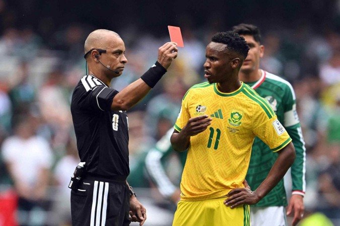 Wilton Sampaio se sagrou o primeiro árbitro brasileiro a apitar a partida de abertura na história das Copas do Mundo -  (crédito: Yuri Cortez/AFP)