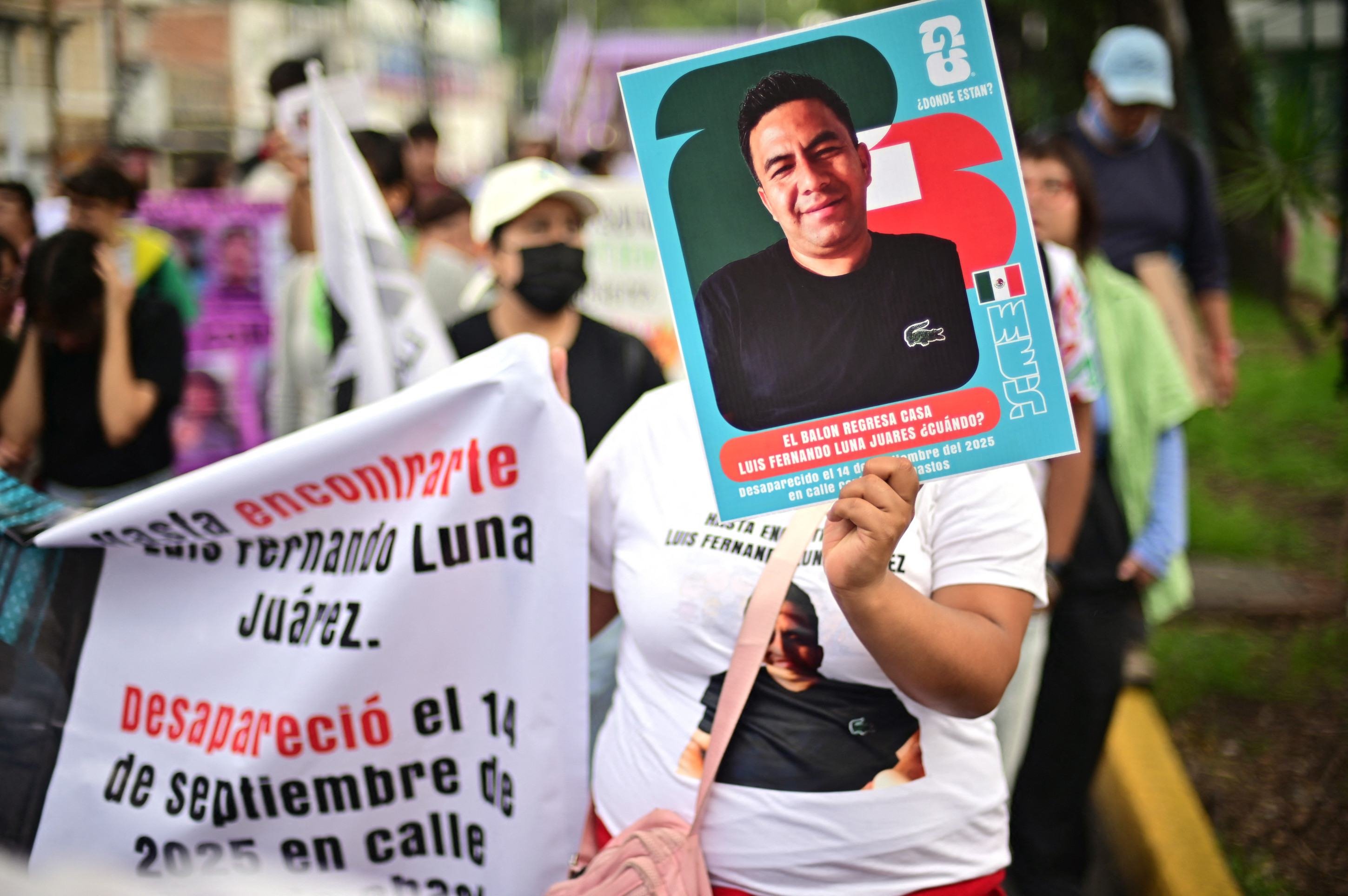 Manifestantes lotam as ruas de acesso ao Est&aacute;dio Azteca, sede da estreia da Copa do Mundo de 2026, no M&eacute;xico. Grupos como o Madres Buscadoras protestam por diferentes motivos, relacionados a crise humanit&aacute;ria e a problemas na educa&ccedil;&atilde;o            