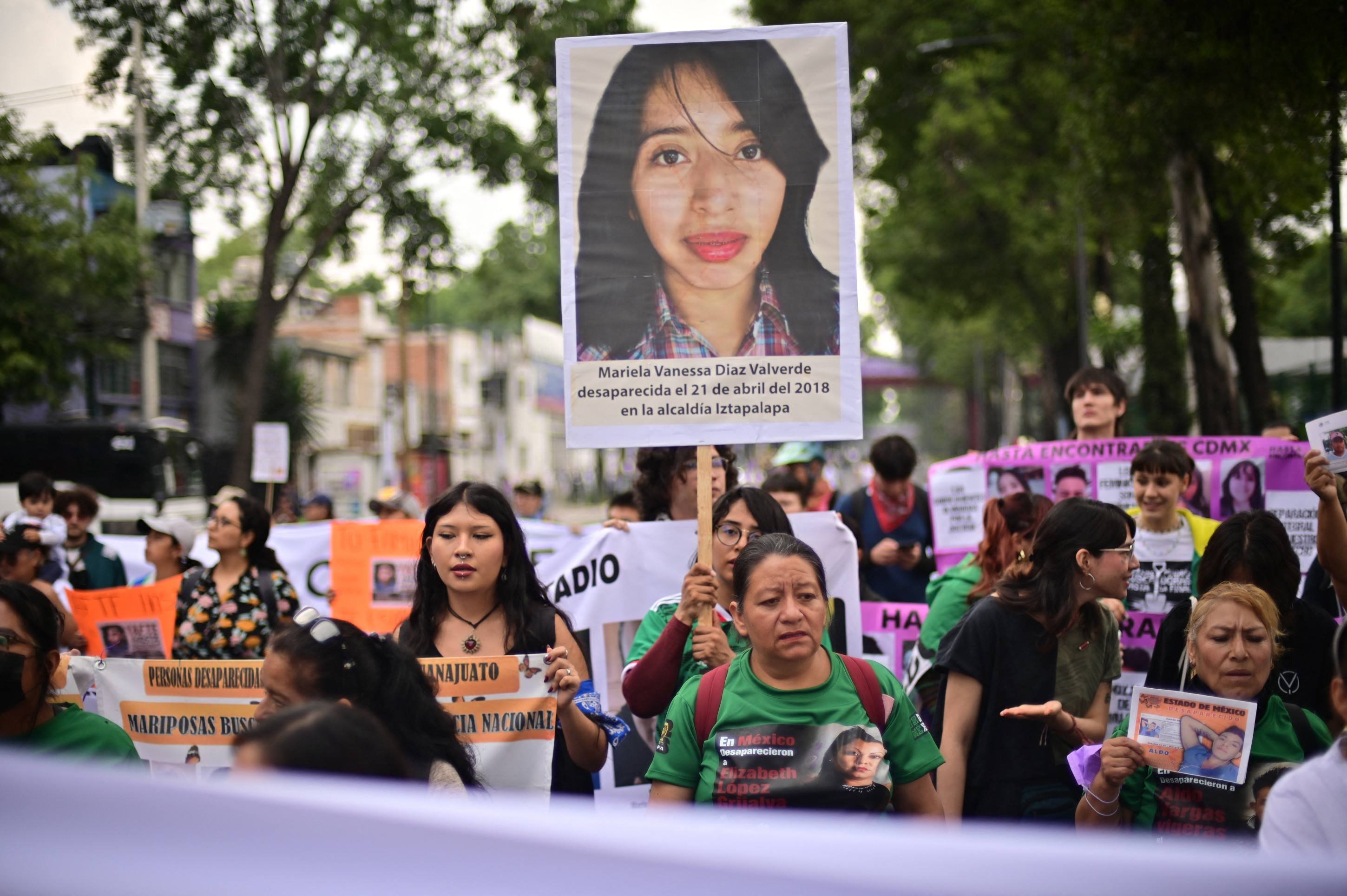 Manifestantes lotam as ruas de acesso ao Est&aacute;dio Azteca, sede da estreia da Copa do Mundo de 2026, no M&eacute;xico. Grupos como o Madres Buscadoras protestam por diferentes motivos, relacionados a crise humanit&aacute;ria e a problemas na educa&ccedil;&atilde;o      