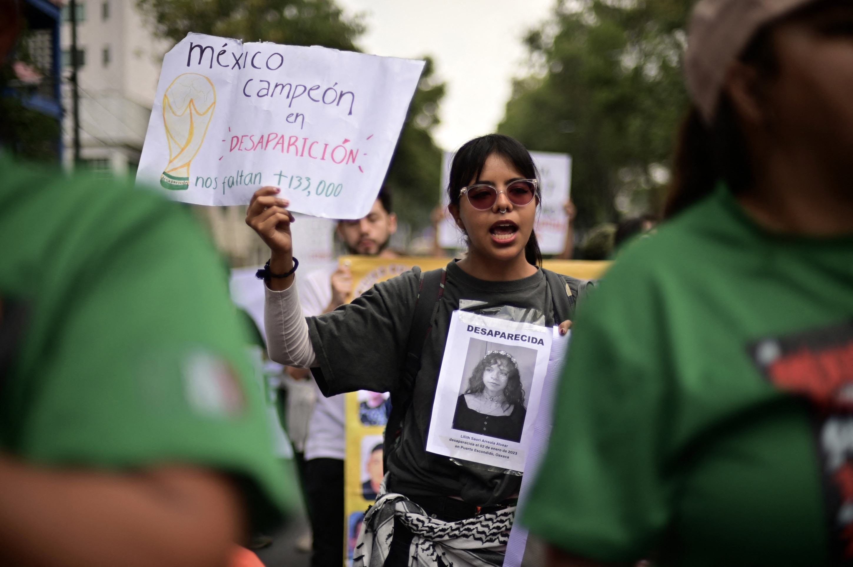 Manifestantes lotam as ruas de acesso ao Est&aacute;dio Azteca, sede da estreia da Copa do Mundo de 2026, no M&eacute;xico. Grupos como o Madres Buscadoras protestam por diferentes motivos, relacionados a crise humanit&aacute;ria e a problemas na educa&ccedil;&atilde;o            