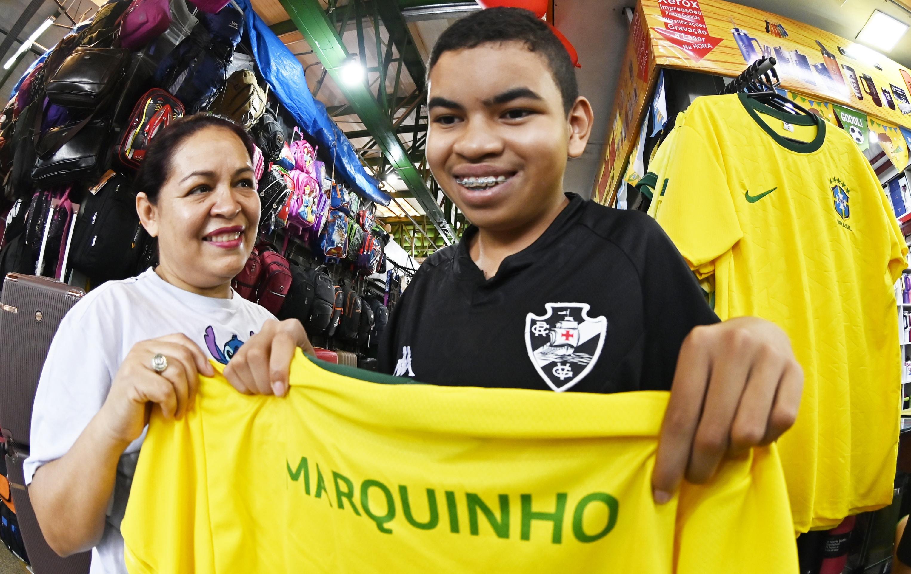 Rita de C&aacute;ssia e o filho Marquinho personalizaram a camisa para entrar com o p&eacute; direito na estreia da Sele&ccedil;&atilde;o