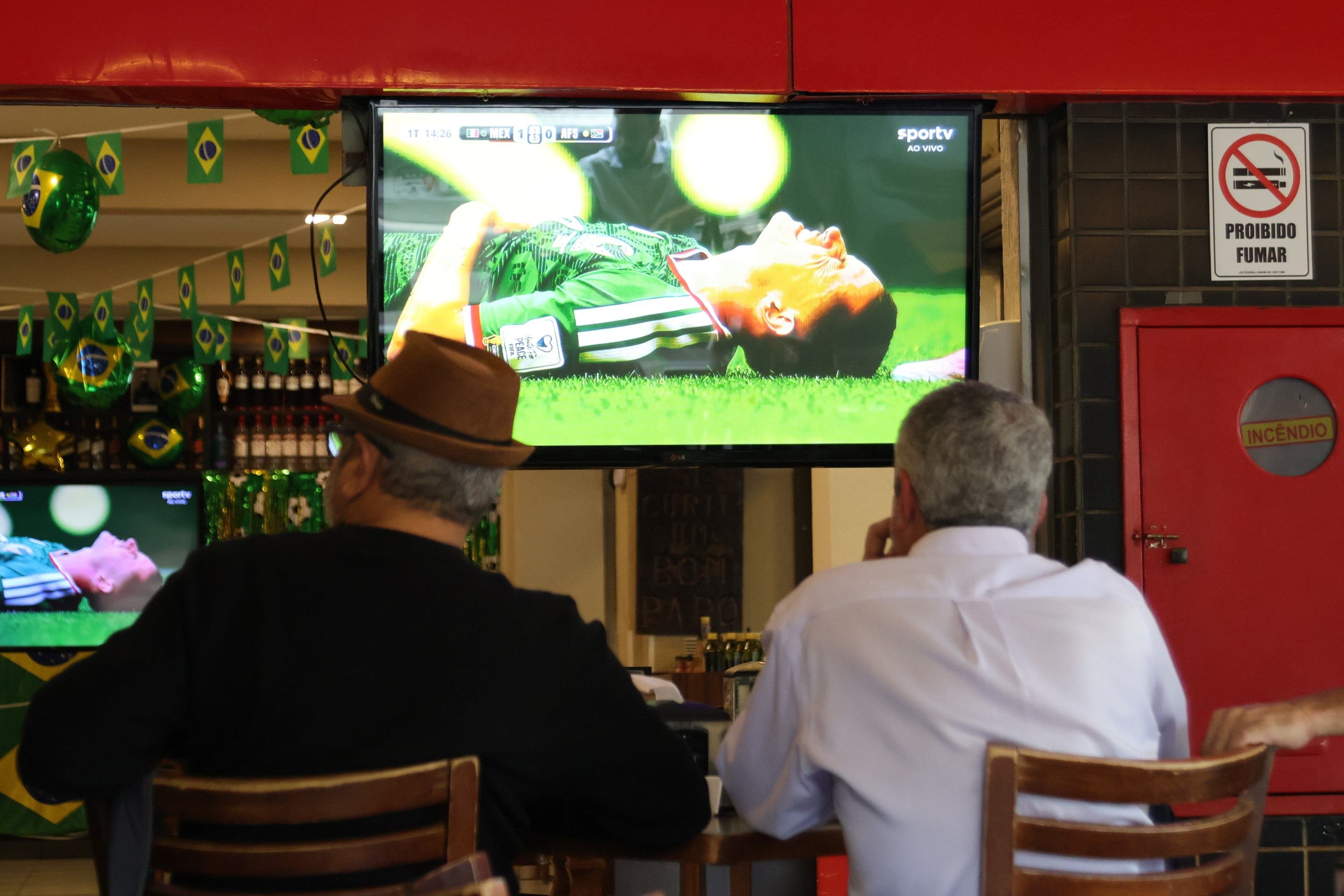 Os amigos Leonardo Lellis e Josvan Silva s&atilde;o fregueses frequentes do bar, e foram cedo at&eacute; o estabelecimento para assistir ao primeiro jogo do Mundial.