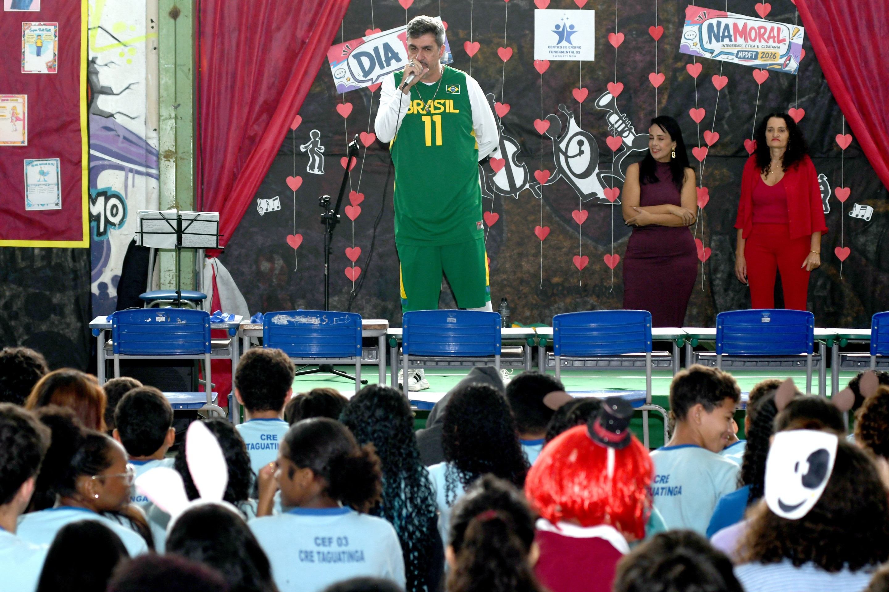 Na sexta-feira, recebeu o t&iacute;tulo de her&oacute;i da escola, pelo projeto Na Moral