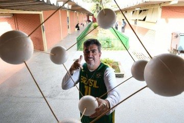 Fábio Tosta engaja os alunos dos anos finais do ensino fundamental com atividades 'mão na massa' - (crédito: Marcelo Ferreira/CB/D.A Press) Fábio Tosta engaja os alunos dos anos finais do ensino fundamental com atividades 'mão na massa' - (crédito: Marcelo Ferreira/CB/D.A Press)
