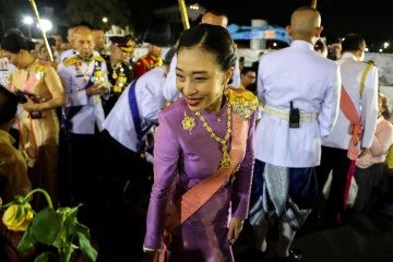 A princesa (esquerda) com seu pai, o rei Vajiralongkorn, e a rainha Suthida em 2020 - (crédito: Getty Images) A princesa (esquerda) com seu pai, o rei Vajiralongkorn, e a rainha Suthida em 2020 - (crédito: Getty Images)