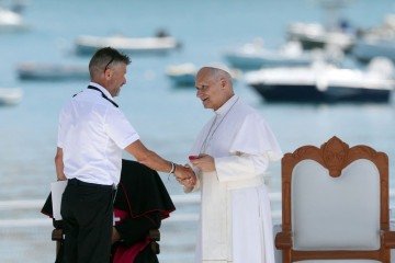 O pontífice cumprimenta Tito Villarmea, responsável pelo navio de resgate marítimo Urania: - (crédito: Pierre-Philippe Marcou/AFP) O pontífice cumprimenta Tito Villarmea, responsável pelo navio de resgate marítimo Urania: - (crédito: Pierre-Philippe Marcou/AFP)